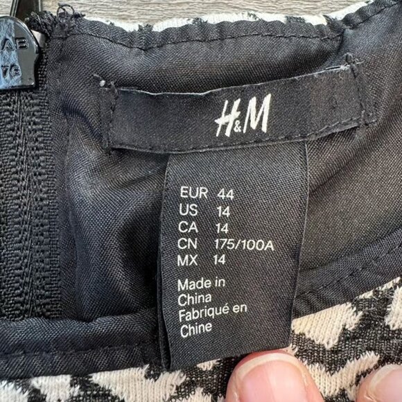 H&M Black White Animal Print Short Sleeve Dress Size 14 Knee Length M19 - Picture 2 of 6